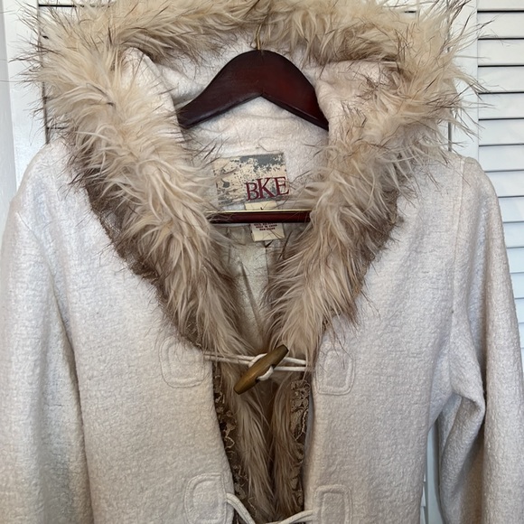 Cream Colored lace & faux fur jacket - Picture 2 of 4